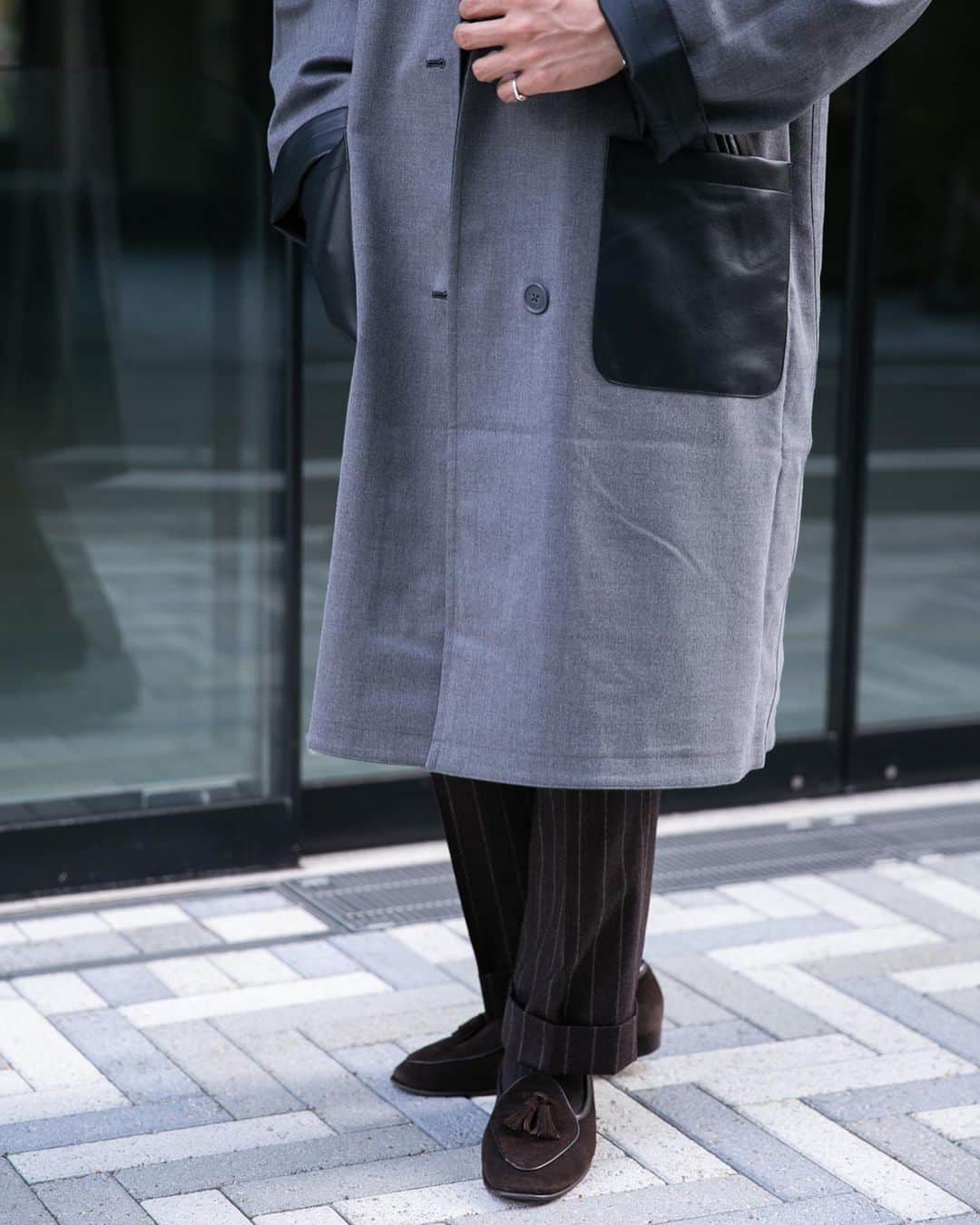 福島雄介さんのインスタグラム写真 - (福島雄介Instagram)「. . It's also modern to match an oversized coat with a classic suit... . . クラシックなスーツにちょっとモダンなコート。少し気分を変えてみるのも。 . .  Sunglasses: @kaneko_optical  Coat: @nanouniverse_official  Suit: @ring_jacket  Knit: @johnsmedleyknitwear  Shoes: @baudoinlange  Acc: @hermes @tiffanyandco @adawat_n_tuareg Watch: @cartier  . . #nanouniverse #ringjacket #johnsmedley #johnsmedleyknitwear #hermes #tiffany #tiffanyandco #adawatntuareg #cartier #baudoinandlange #kanekooptical #menfashions #menstylefashion #gentlemanstyle #menswear #menfashionstyle #bestofmenstyle #classicstyle #mensfashion #gentlemanfashion #styleforman #menswearclothing #gentstyle #gentlemanstyle #dressstyle #suitsstyle #dress #classic」1月4日 19時13分 - yusuke_tiamo_fukushima