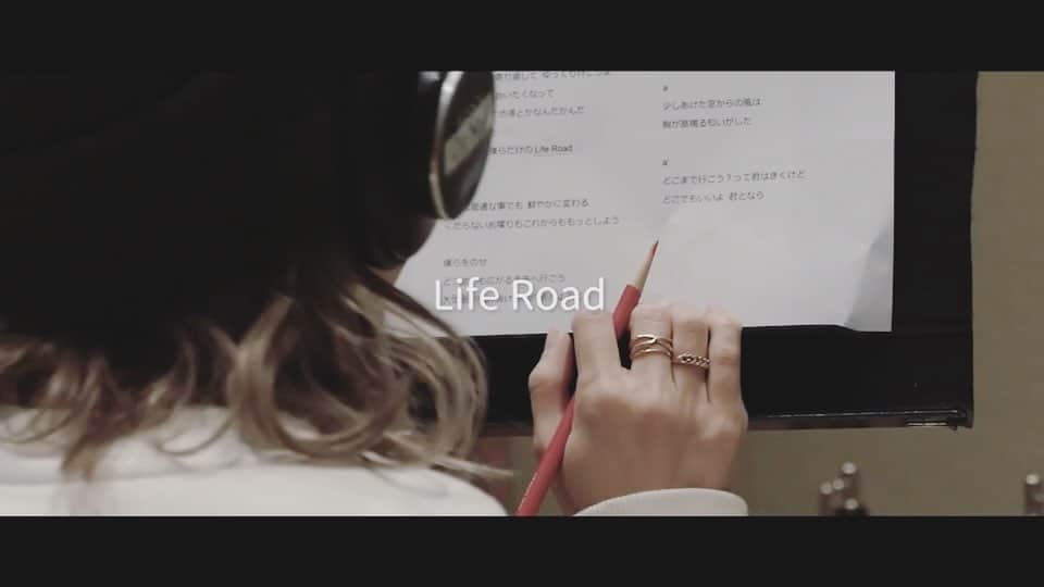 ロザリーナのインスタグラム：「人生のドライブで通ってきた道路の名前。  Life Road / ロザリーナ  近日リリース おたのしみに🤓✌️  #コカコーラ」