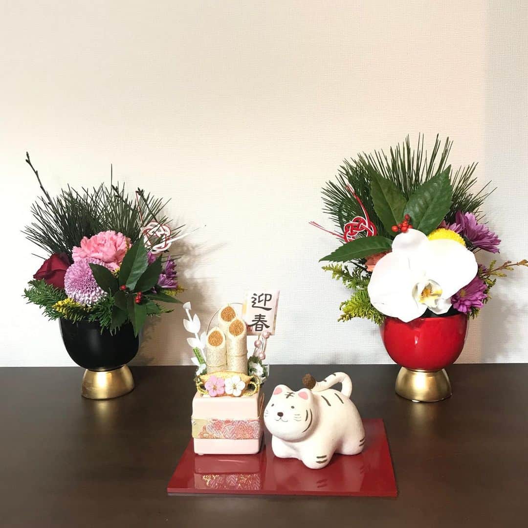 岡村孝子さんのインスタグラム写真 - (岡村孝子Instagram)「あけましておめでとうございます🎍  今年は寅年！　私は◯回目の年女です☺️  寅と言えば、我が家の愛犬りりぃが　うちに来た頃、散歩に連れて行くと　すれ違う方に 「かわいい〜・・・、・・・もしかしてとら🐯　⁉︎」と聞かれる事が何度かありました。  まあ、そう見えなくもないダイナミックな模様がありましたが。  2才になる頃には、すっかり毛が生え変わり面影はなくなりました。不思議ですねぇ。。  8才になる(はやっ💦) 最近では呼んでも時々、聞こえないふりをします😅  「おーい。」  今年はより多くのみなさんにコンサート会場でお会いできるといいなぁと思っています✨  今年もよろしくお願いします😌」1月4日 19時28分 - okamuratakako_official