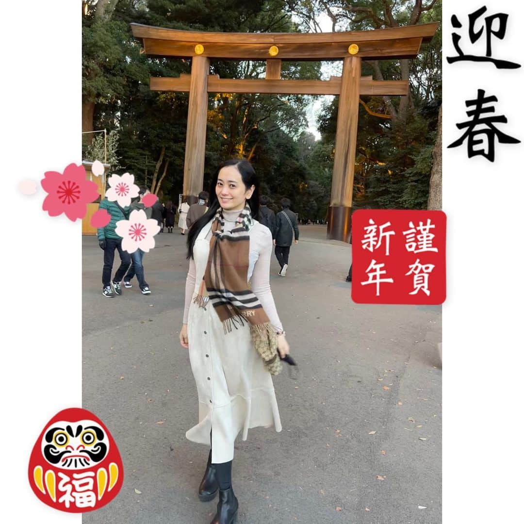 脊山麻理子のインスタグラム：「あけましておめでとうございます⛩明治神宮に初詣に行ってきました♡2022年もよろしくお願いします！ #2022 #優しい心 #あけましておめでとうございます #happynewyear #幸せな1年になりますように #明治神宮 #初詣 #大好き #今年もよろしくお願いします」