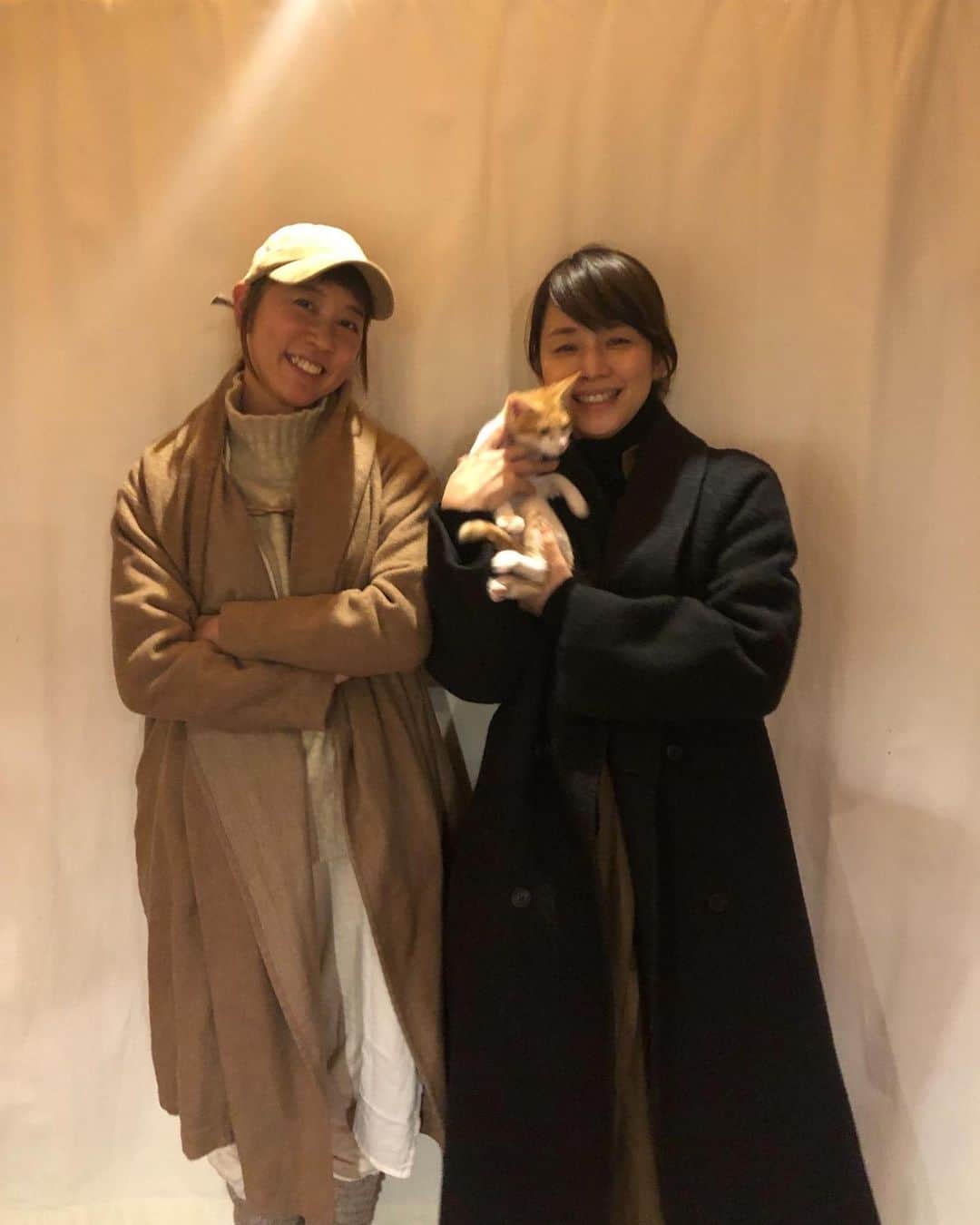 石田ゆり子さんのインスタグラム写真 - (石田ゆり子Instagram)「ミルクボランティアとして3ヶ月間育てたちびたを ずっとのおうちへ連れて行く、 というのが 私にとって今年最初の大きなミッションだった。 遠い大阪から同行してくれた @h_i_r_i_n_k_o は、 正義感と母性の塊のような人で ちびたのずっとのおうちのご家族を 私に勧めてくれた。 素晴らしい縁を繋いでくれた。 心から感謝を。　  待ち合わせした駅の改札で マスクしかしてない私の顔を見て 「あんた 顔丸出しやん！ 女優やのに！」 と、あわてている。 え？マスクしてるから 大丈夫だよという私に あかんわ バレバレやんか！ ようそんなんで新幹線乗ってきたな！ そんなもん石田ゆり子て すぐわかるわー！ 油断しすぎちゃうかー これ、かぶっとき‼️ と言って 自分がかぶっていた キャップをわたしのあたまに　 ネジネジとかぶせた。  ひりんこ頭小さすぎ。 顔ちいさすぎ。 わたしには小さすぎる キャップがなんだかおかしくて、 そして 大切にはこんだ ちびたの入ったケージを見ては 二人とも涙目になるという そんな１日の始まりでした。 ひりんこ、ありがとう。 あの日わたしにつきあってくれてありがとう。 心から感謝する。」1月4日 19時36分 - yuriyuri1003