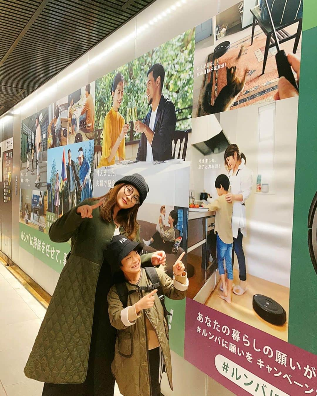 中道あすかさんのインスタグラム写真 - (中道あすかInstagram)「＼＼#駅広告 掲載📖／／ 年末、家族で#渋谷駅 に行った際に 遭遇した自分達が載ってる、 #ルンバ の看板発見したよ🤣w . . ほぺたろうがビックリしすぎて 「えぇっ⁉️😱」って なってて笑いましたwww (↑私もだけどw) . . せっかくなので、 遭遇記念にパチリ🥰📸← . . 私&息子バージョンと、 主人&息子バージョンが 掲載されてて、 . 他の場所のは見れてないけど、 東京(渋谷/銀座駅)、 大阪(梅田駅)で 看板なってたそうです🥰 . . . 広告は、 元プロテニスプレーヤーの#杉山愛 選手、 タレントの#ユージ さん、#高橋ユウ さんが メインなので、 もちろん私達はオマケ程度ですが👏、 . 長年我が家でも愛用している『ルンバ』の 素敵な広告に参加させていただけて、 嬉しかったです🥰💕 (@irobot.jp ) . . ▼掲載期間内にpostしようと思っていたのに 今投稿するダメな人←🤣w . 『ルンバ』広告(駅看板/HP)掲載📖 ー看板掲載場所ー 渋谷駅:12/13〜12/26(東急田都渋谷ビッグ8) 銀座駅:12/20〜12/26(銀座プレミアムセットA&E) 大阪(梅田駅):12/13〜12/26(御堂筋ジャンボ) . . . ※フォロー喜びます🙌🥰 《30代ママの好きなものに囲まれる暮らし》 👉(@asuroom ) . . . . . #ファミリーモデル #親子モデル #親子コーデ #親子コーディネート #シミラールック #親子リンク #親子リンクコーデ #親子リンクコーデ愛好家 #男の子ママ #ママモデル #親子お出かけ #家族お出かけ #男の子コーデ #irobot」1月4日 19時37分 - asuroom