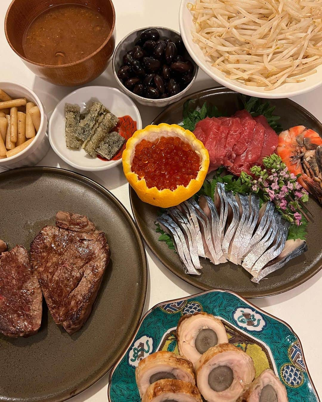 甘糟記子さんのインスタグラム写真 - (甘糟記子Instagram)「正月2日目と3日目の夕飯(o^^o)  とりあえず旅行前だし、冷蔵庫を片付けつつ準備(≧∀≦)  でも正月の名残でなんとなく豪華（笑）  正月は面白い番組沢山やってるから、家で食べるご飯が1番だわ\(//∇//)\  #甘糟ご飯#ご飯#夕飯#おうちご飯#家ごはん#正月#家でゴロゴロ」1月4日 19時39分 - norihey924