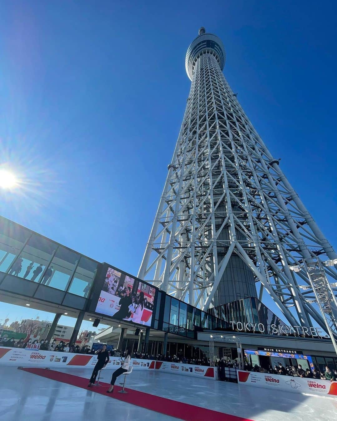 安藤美姫さんのインスタグラム写真 - (安藤美姫Instagram)「My first work in 2022 was skating event at Tokyo Skytree ice rink:))) Thank you so so much for having me with you all!!!  本日　2022/01/04 東京スカイツリータウンにあるアイススケートリンク  “TOKYO SKYTREE TOWN® ICE SKATING PARK”  にて演技&トークショーをさせて頂きました⛸✨   東京スカイツリータウン開業10周年の節目となる2022年を迎えるにあたり ２年ぶりにオープンという事でこの様な素敵な機会を頂けた事　とても嬉しくそして幸せな時間でした！ 私の大好きな空も雲ひとつない青空で そんな空の下たくさんの方々、スタッフの方々、メディアの方に足を運んで頂き演技できた事　本当に嬉しく思います🙇🏻‍♀️🙇🏻‍♀️🙇🏻‍♀️  本物の氷でできているリンクでスカイツリーをバックに是非皆さんもあしを運んで冬の思い出を作って下さいね😌☺️  #tokyo  #tokyoskytree  #icerink  #tokyoskytreetowniceskatingpark  #東京 #東京スカイツリー  #東京スカイツリータウンアイススケーティングパーク #東京スカイツリータウン  #安藤美姫 #フィギュアスケート #mikiando」1月4日 19時43分 - miki_m_ando0403