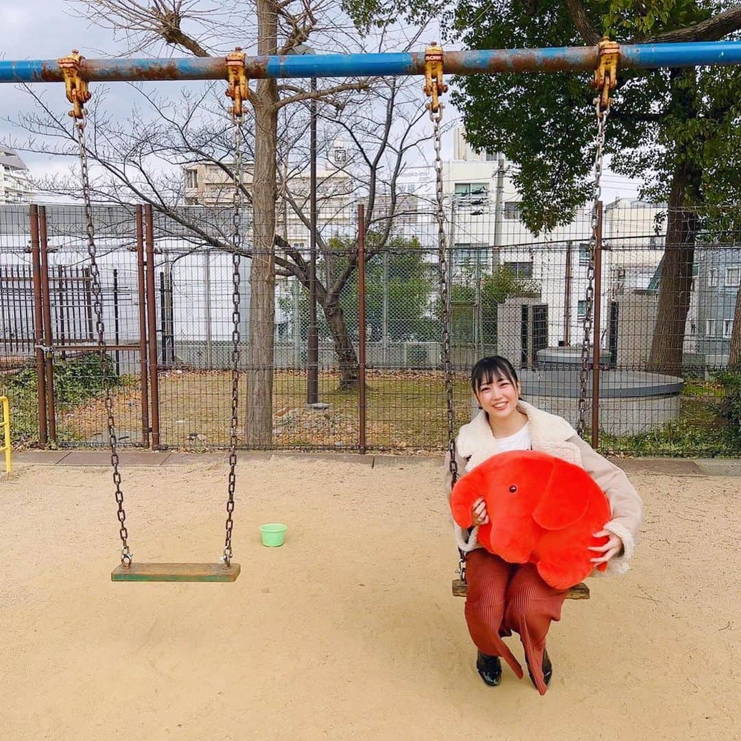 高橋沙織さんのインスタグラム写真 - (高橋沙織Instagram)「今日はドムぞうくんと公園でデートしました。  #ドムドムハンバーガー #ドムぞう #ドムぞうくん  #公園 #デート #33歳冬 #何してるんやろ」1月4日 19時44分 - arumikan_saorin