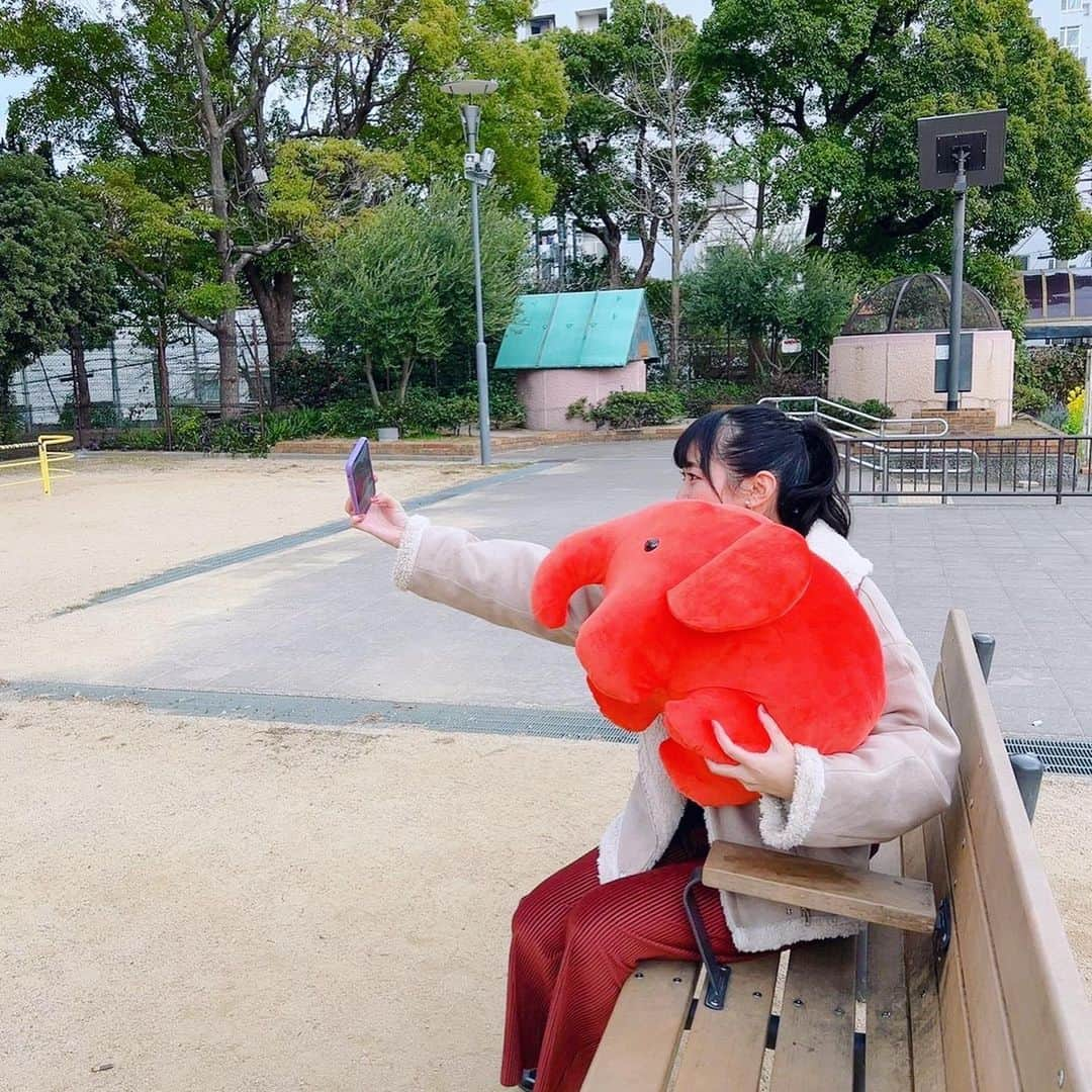 高橋沙織さんのインスタグラム写真 - (高橋沙織Instagram)「今日はドムぞうくんと公園でデートしました。  #ドムドムハンバーガー #ドムぞう #ドムぞうくん  #公園 #デート #33歳冬 #何してるんやろ」1月4日 19時44分 - arumikan_saorin