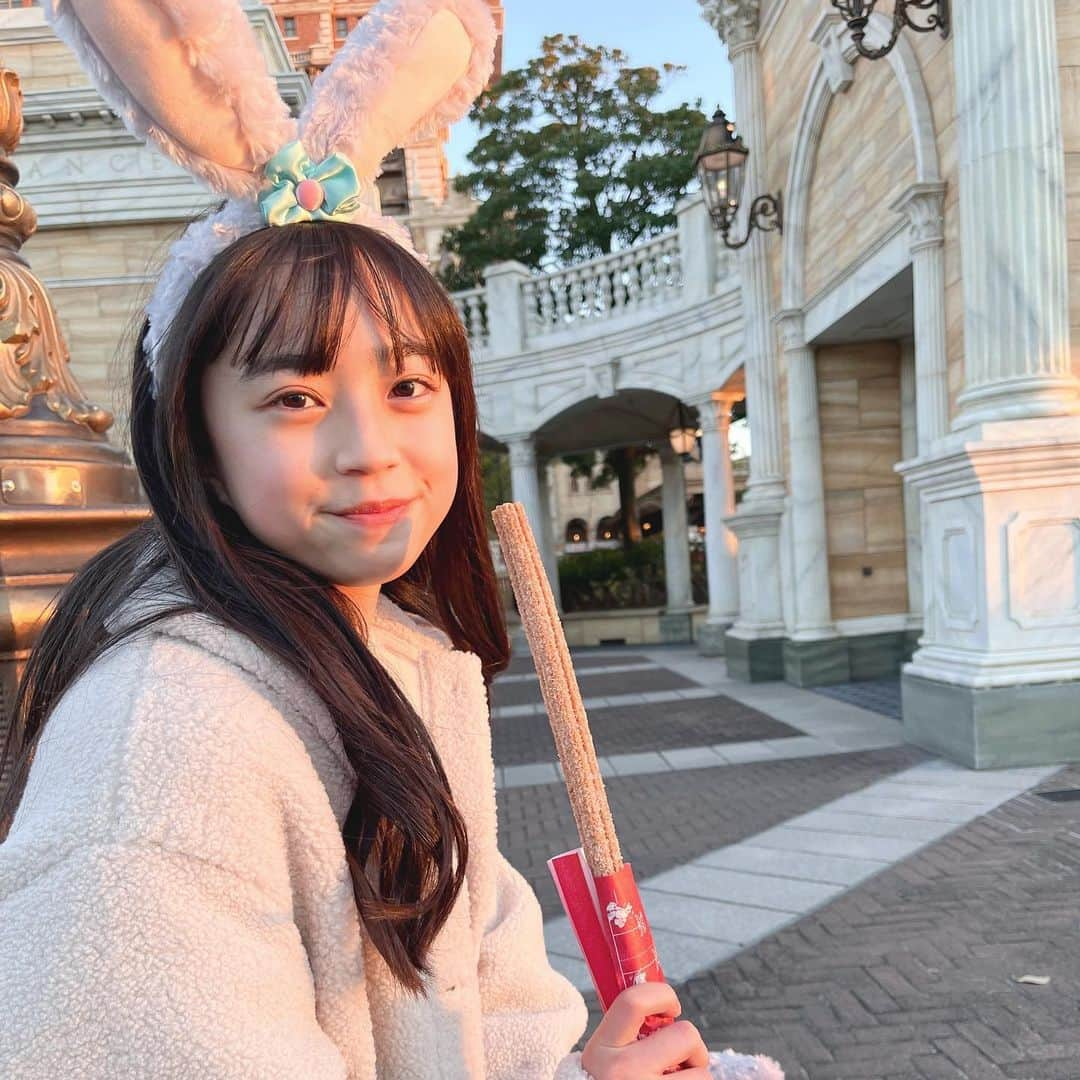 牧野羽咲のインスタグラム：「お正月ディズニー！！ 今年も良い一年になりそうだなぁ♡  #ステラルーコーデ #ディズニーコーデ #ディズニーシー  #あけおめ #ことよろ  #今年も頑張ります  #牧野羽咲」