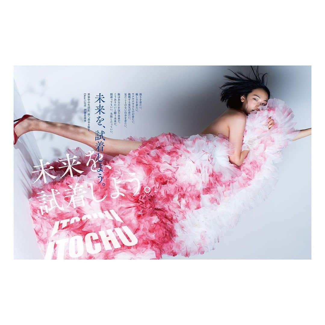 のインスタグラム：「⁡ ⁡ New work for @itochu_sdgs_studio ❤︎ 新年一発目の新聞広告！ ⁡ Creative Director/Art Director  戸田 宏一郎 Copy Writer  有元 沙矢香 Photo by @yasutomoebisu Styled by  @tamaoiida Hair  @t.cutters.v_v Make  津田 雅世 Dress @tomokoizumi ⁡」