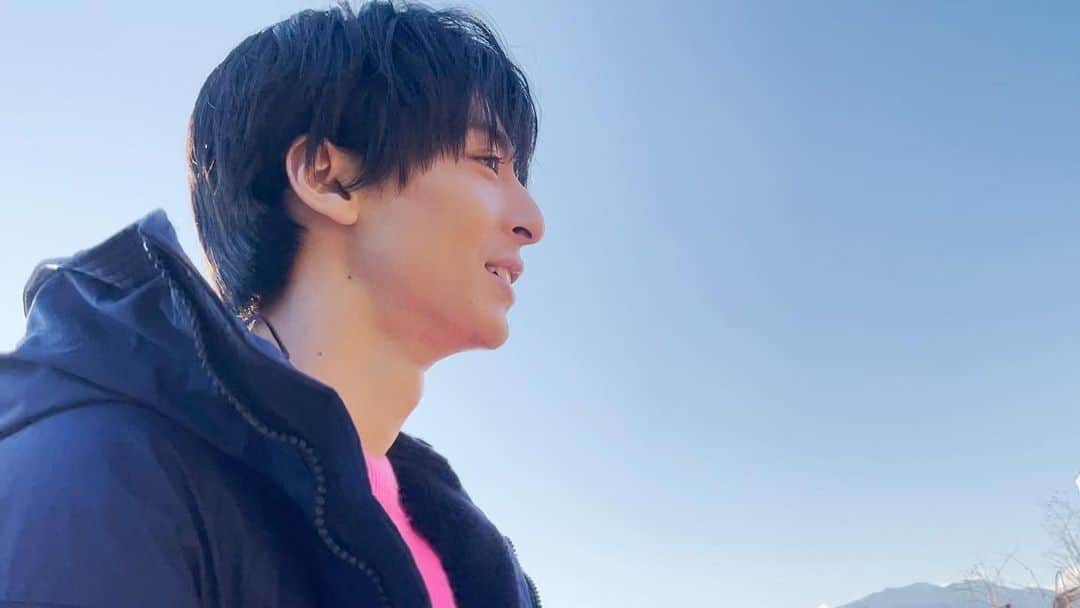高杉真宙のインスタグラム：「明けましておめでとうございます。三が日は皆さまゆっくり過ごされましたか？去年も沢山の作品に恵まれて素敵な方達とご一緒することが出来て幸せでした。今年も様々な役に出会える様に頑張っていきたいと思います。2022年もよろしくお願い致します！！」