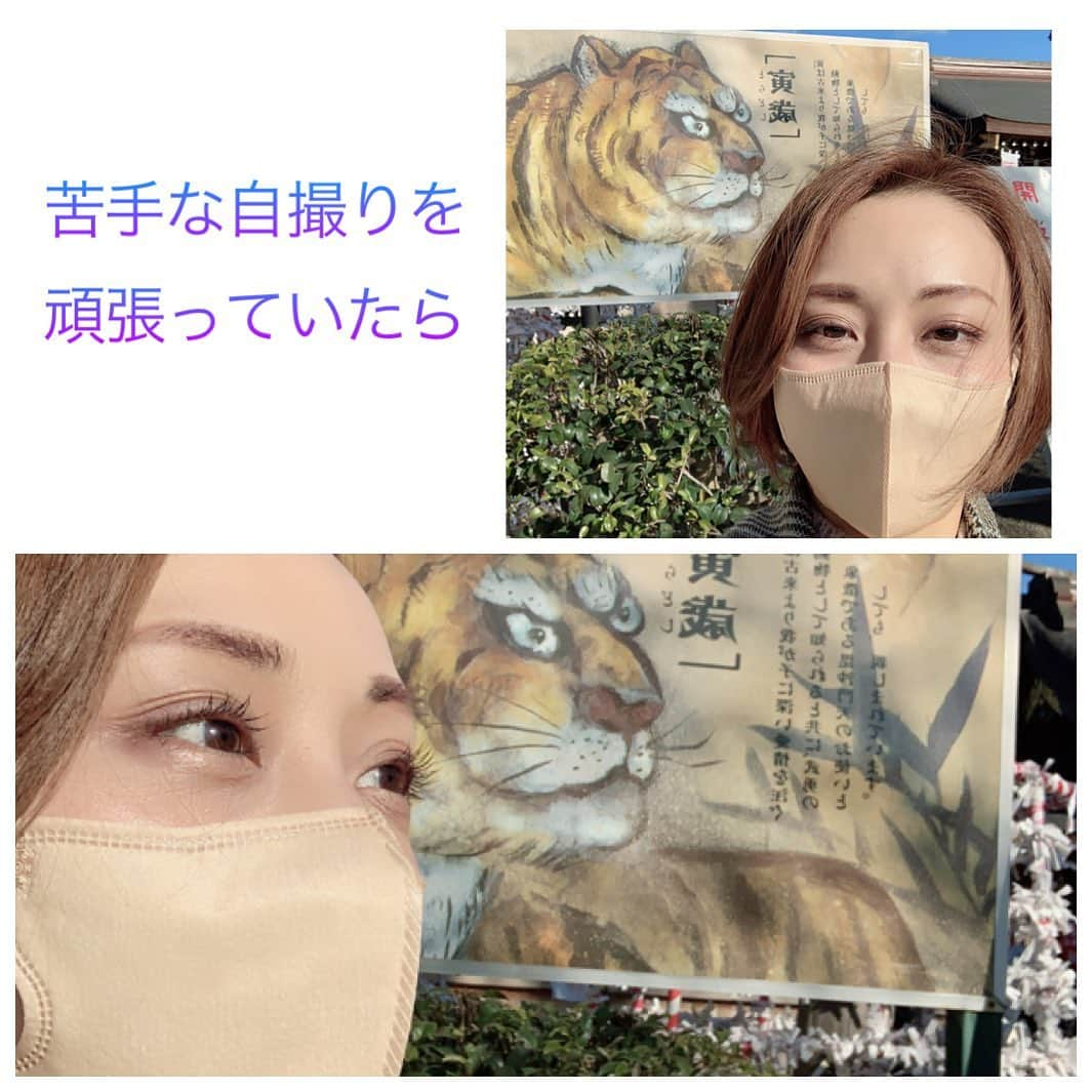 沙月愛奈さんのインスタグラム写真 - (沙月愛奈Instagram)「⁡ 今日は地元の氏神様、亀ヶ池八幡宮へ初詣に行ってきました。子供の頃は毎年ここへお参りにきていたので懐かしかったです。 ⁡ 亀ヶ池というのは、社殿の東崖下の池に多数の亀が棲んでいたのが由来だそうで、神門を通りふと上を見ると、𓆉の形に屋根の一部が切り抜かれていました。写真の中にありますが、見つけられましたか？可愛い♡ ⁡ 子供の時には気が付かなかったな… ⁡ それから、境内には金色に輝く神々しい境内社があり、ゴールド神社と呼ばれているそうで、金運ではなくゴールド免許にあやかって交通安全や車のお祓い祈願の社だそうです。無事故無違反でゴールド免許を目指して祈願してきました。 ⁡ そして私の趣味のひとつに寺社仏閣巡りがありますが、その醍醐味でもある御朱印もしっかり頂けて満足です♪ ⁡ お守りは、縁起の良い蘭陵王のデザインのものに惹かれて...麗しいかちゃ(凪七瑠海)を思い出して即決しましたよ✨ ⁡ ⁡ #2022年 #寅年 #初詣 #新年のご挨拶 #氏神様 #亀ヶ池八幡宮  #ゴールド神社 #ゴールド免許 #おみくじ #大吉  #御朱印 #御朱印集め  #お守り #蘭陵王 #凪七瑠海 #ポーズ は #がおー #カメラマンは #妹」1月4日 20時10分 - satsuki_aina_ayumi