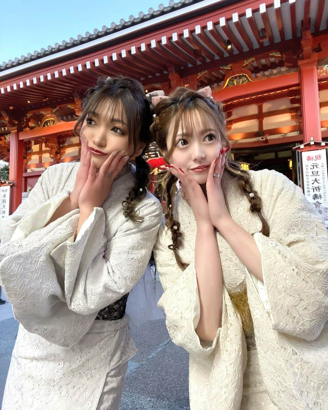 みらたむさんのインスタグラム写真 - (みらたむInstagram)「🦋🦋🦋🦋🦋🦋🦋🦋  ふわふわ双子😌🤍  #着物 #着物ヘア #着物レンタル東京  #浅草 #浅草着物レンタル #ヘアアレンジ  #双子コーデ #編みおろし #レトロ #レトロ着物 #ゆるふわ巻き #ゆるふわ #双子 #雷門  #ダンサー #グラビア #グラドル #撮影会」1月4日 20時24分 - mirai_07xx