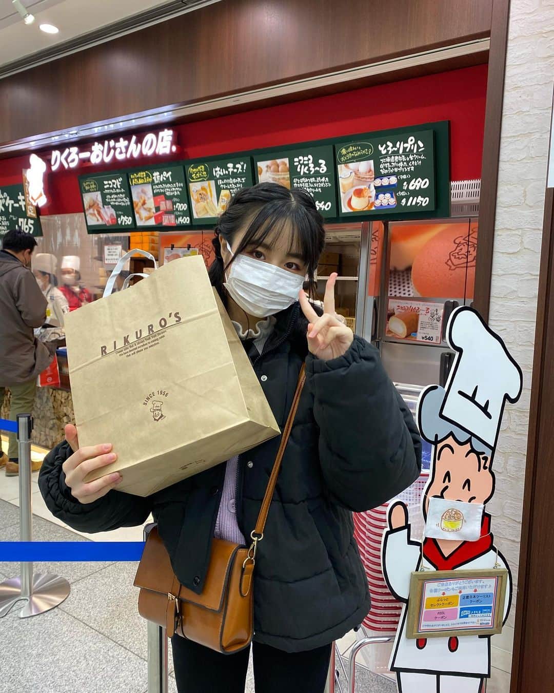 りなさんのインスタグラム写真 - (りなInstagram)「大阪に行ったら絶対買う🛒🤍 りくろーおじさんのチーズケーキふわふわでほんとに美味しい♥ りなはレーズン苦手だけどこれに入ってるレーズンならたべれますෆ ̫ෆ‪ ・ ・  #popteen  #popteen芸能部  #トップティーンズ  #ミディモ目指し中  #りなちゃ  #jc2  #りくろーおじさんのチーズケーキ」1月4日 20時17分 - rinakahata121007