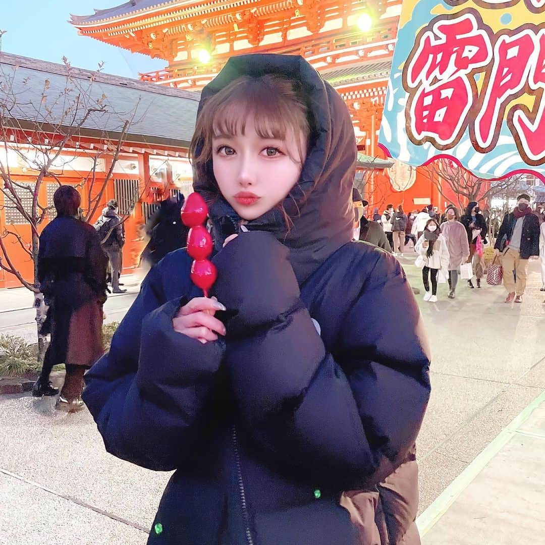 あやちゃんさんのインスタグラム写真 - (あやちゃんInstagram)「初詣⛩🎍🐯 今年は小吉だって〜😗 めちゃくちゃに寒すぎた❄️  #浅草 #浅草寺 #浅草雷門 #雷門 #浅草グルメ #浅草カフェ #浅草観光 #屋台 #浅草屋台 #屋台グルメ #いちご飴 #浅草神社 #初詣 #初詣コーデ #おみくじ #おみくじ小吉 #northface #ダウンジャケット #ダウンコーデ #防寒コーデ #韓国ファッション #韓国コーデ #ポニーテール」1月4日 20時21分 - aya.you.love.r