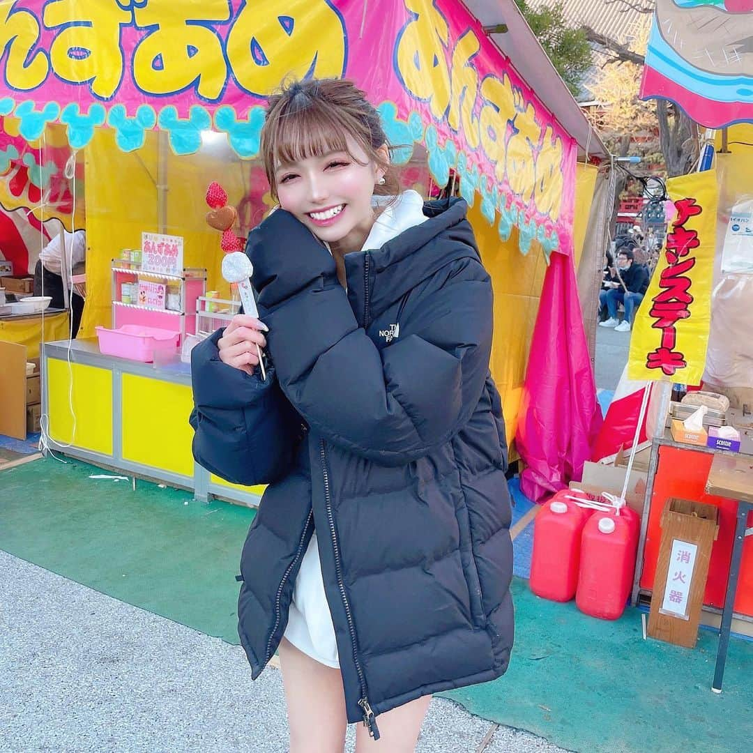 あやちゃんさんのインスタグラム写真 - (あやちゃんInstagram)「初詣⛩🎍🐯 今年は小吉だって〜😗 めちゃくちゃに寒すぎた❄️  #浅草 #浅草寺 #浅草雷門 #雷門 #浅草グルメ #浅草カフェ #浅草観光 #屋台 #浅草屋台 #屋台グルメ #いちご飴 #浅草神社 #初詣 #初詣コーデ #おみくじ #おみくじ小吉 #northface #ダウンジャケット #ダウンコーデ #防寒コーデ #韓国ファッション #韓国コーデ #ポニーテール」1月4日 20時21分 - aya.you.love.r