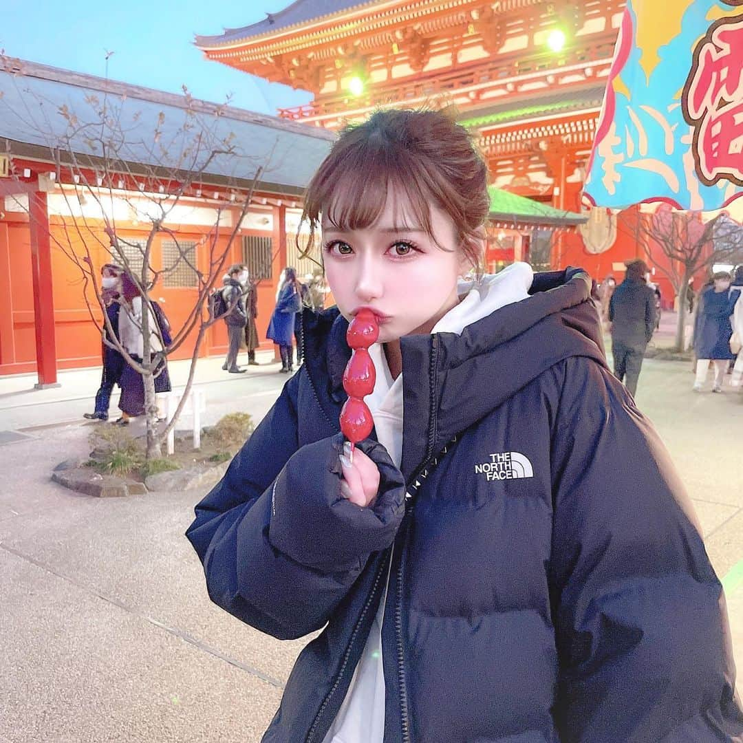 あやちゃんさんのインスタグラム写真 - (あやちゃんInstagram)「初詣⛩🎍🐯 今年は小吉だって〜😗 めちゃくちゃに寒すぎた❄️  #浅草 #浅草寺 #浅草雷門 #雷門 #浅草グルメ #浅草カフェ #浅草観光 #屋台 #浅草屋台 #屋台グルメ #いちご飴 #浅草神社 #初詣 #初詣コーデ #おみくじ #おみくじ小吉 #northface #ダウンジャケット #ダウンコーデ #防寒コーデ #韓国ファッション #韓国コーデ #ポニーテール」1月4日 20時21分 - aya.you.love.r