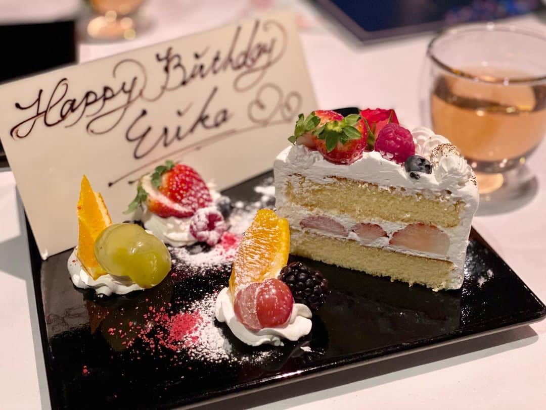 山田恵里伽さんのインスタグラム写真 - (山田恵里伽Instagram)「My Birthday. 〜2021.12.26〜 今更ながら、お誕生日を祝ってくれた方々ありがとうございました。🙈  #時差投稿　#去年　#2021 #12月26日生まれ  #誕生日サプライズ  #渋谷　#レストラン　#おしゃれ　#幸せ　#誕生日ケーキ　#26歳になりました」1月4日 20時22分 - eeerika_12