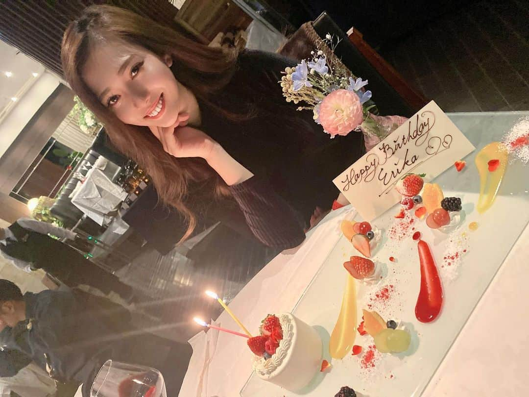 山田恵里伽のインスタグラム：「My Birthday. 〜2021.12.26〜 今更ながら、お誕生日を祝ってくれた方々ありがとうございました。🙈  #時差投稿　#去年　#2021 #12月26日生まれ  #誕生日サプライズ  #渋谷　#レストラン　#おしゃれ　#幸せ　#誕生日ケーキ　#26歳になりました」