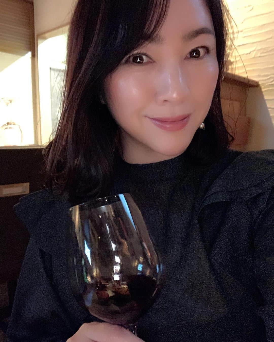 田中悦子さんのインスタグラム写真 - (田中悦子Instagram)「新年会なう❣️  #ワイン #wine #winelover  #redwine #redwinelover  #鯛の韓国風サラダ  #アラフィフ女子  #アラフィフ女子コーデ #ミラオーウェン」1月4日 20時25分 - etsuko.reborn25