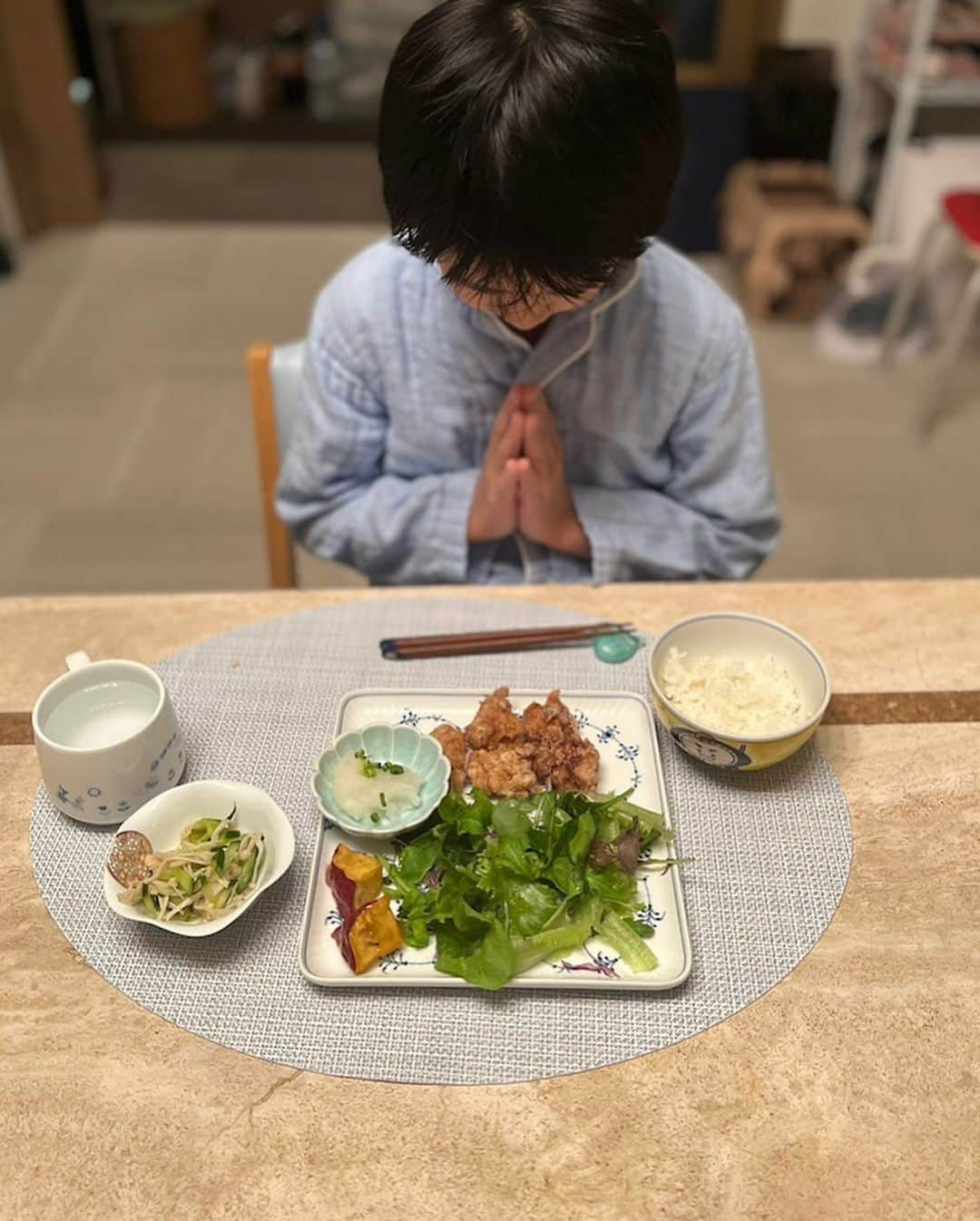 市川海老蔵 （11代目）さんのインスタグラム写真 - (市川海老蔵 （11代目）Instagram)「Having a bit late dinner.  Worked hard today💕  * 遅めの晩ごはん たべよ、  お疲れ様💕  #市川海老蔵 #海老蔵 #成田屋 #歌舞伎　 #成長記録 #子育てぐらむ #子供のいる暮らし #子どものいる暮らし #子育て日記 #children #childphotography #daughter #son #ABKAI #ABMORI #ebizoichikawa #ebizo #kabuki #thunderparty #ebizotv #theater #theaterarts #actor #japan #classic」1月4日 20時29分 - ebizoichikawa.ebizoichikawa