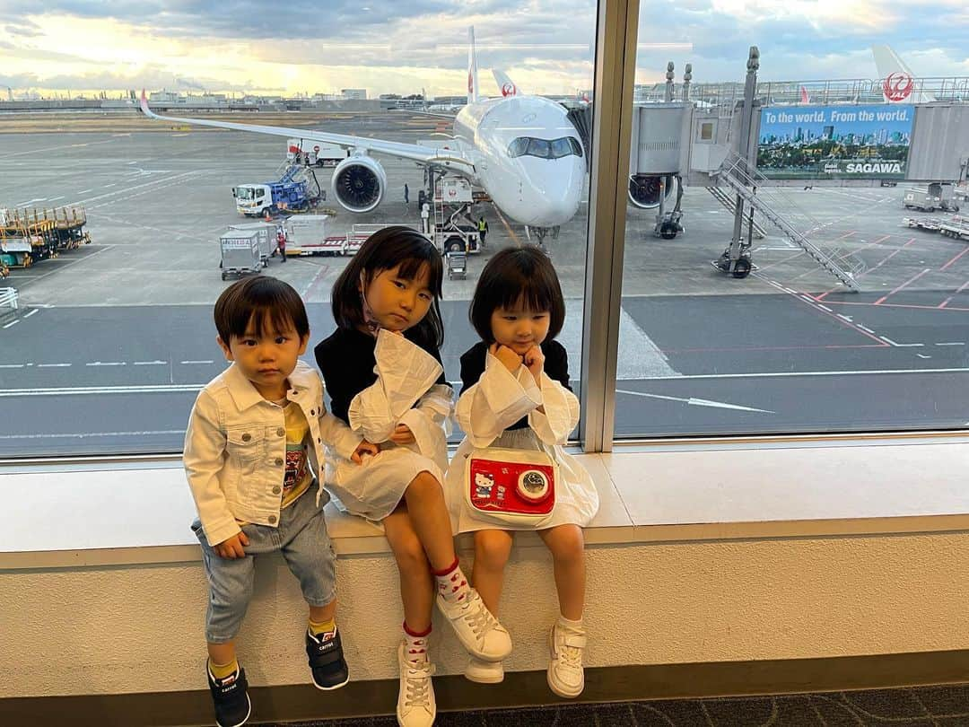 菊池瑠々のインスタグラム：「子連れ3人の飛行機はだいぶハードだったな😂 行きは4人一列が3人分しか空いてなくて、私が子供3人と乗って、旦那は別で1人でw 楽しかったけど、しんどかったなww  #沖縄旅行#年末旅行#旅行#飛行機 #子連れ旅行#子連れ #年の差夫婦#26歳差夫婦 #ママ#ママモデル#年の差婚 #2歳差育児#年子#長男 #3人のママ#3人育児#3児ママ #家族 #男の子ママ#女の子ママ #1歳#3歳#5歳#姉妹ママ #family#mama#照片#女孩 #happynewyear」