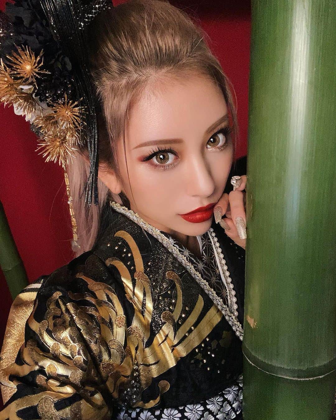 華のインスタグラム：「ぎゃ🐯 . . . . . 振袖ブランド @takazen_press  今年でモデル３年目になりました👘❤️ . 強めギャルちゃんは是非 華の振袖で素敵な成人を迎えてね✨」