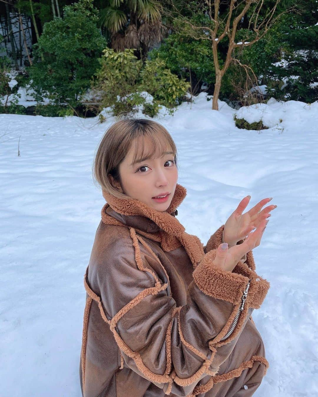 石田みかさんのインスタグラム写真 - (石田みかInstagram)「なんまいめ？😆 . . 2、3枚目は雪冷たすぎて死んじゃう！！！の図です。 . . . #雪国 #福井旅行 #福井観光 #筋トレ女子  #フィットネスウェア  #japanesegirl #japanese #tokyo #日本女孩 #我的最愛」1月4日 20時58分 - ishidamika.fit