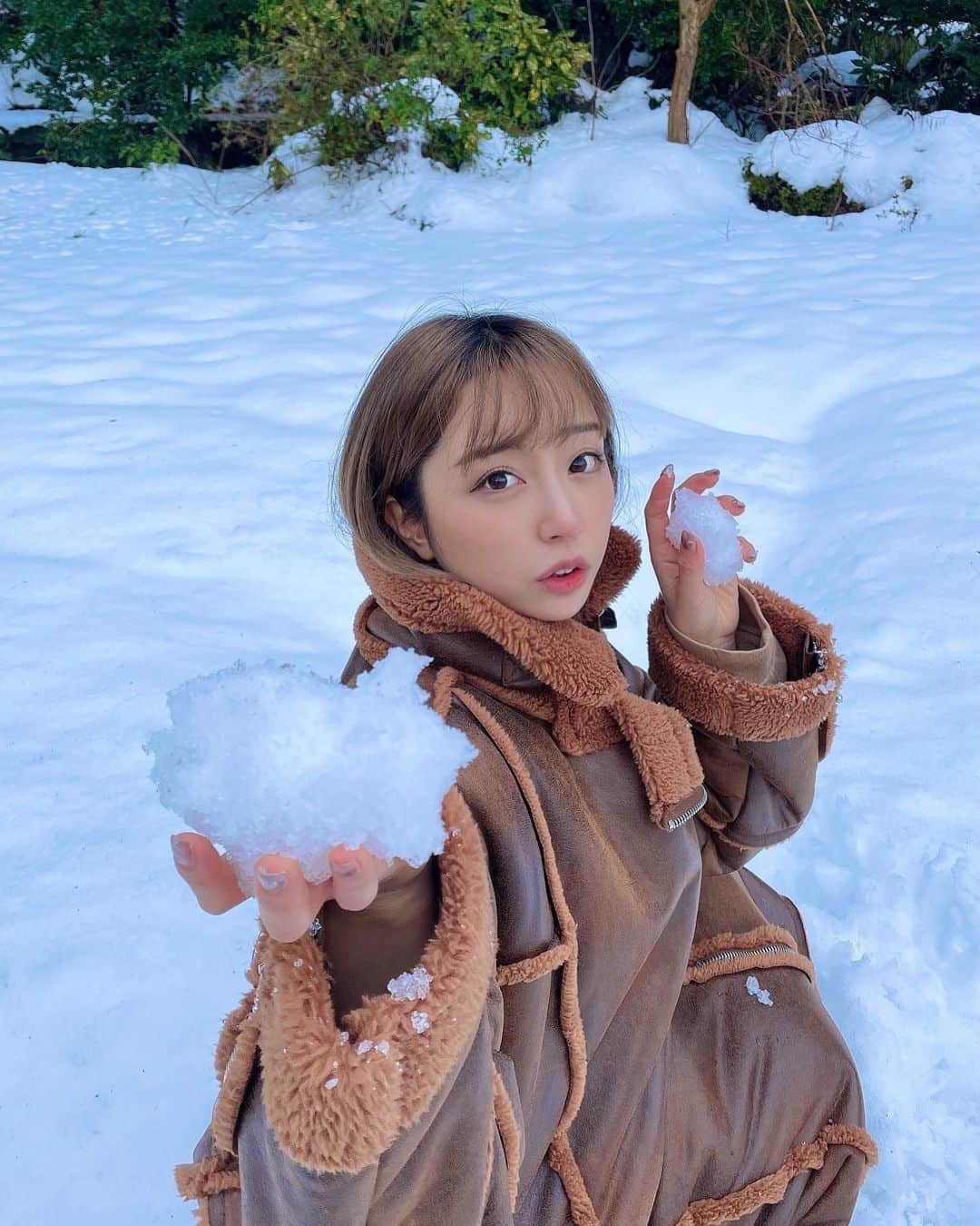 石田みかのインスタグラム：「なんまいめ？😆 . . 2、3枚目は雪冷たすぎて死んじゃう！！！の図です。 . . . #雪国 #福井旅行 #福井観光 #筋トレ女子  #フィットネスウェア  #japanesegirl #japanese #tokyo #日本女孩 #我的最愛」