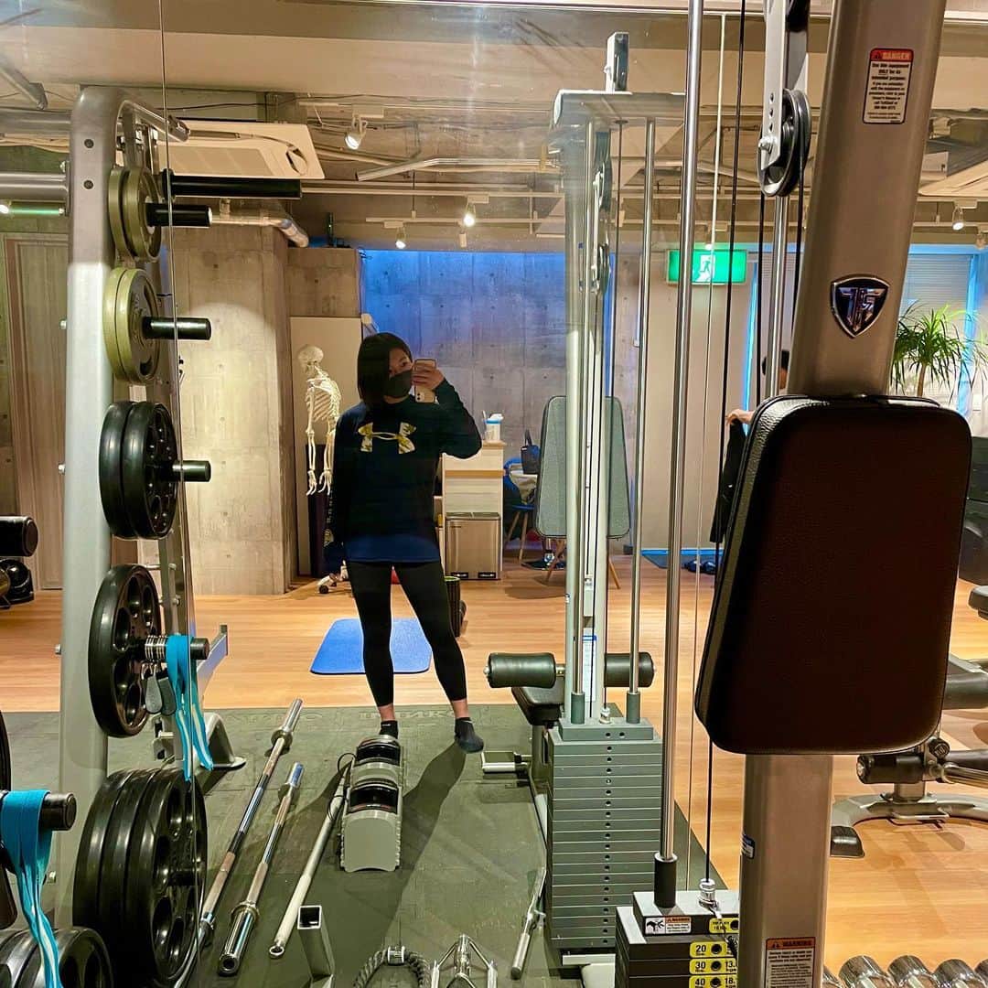 のインスタグラム：「. 年末年始もgymに行ってたけど 本格的にスタートしました🐯 トレーニング動画は ハムがちぎれそうになった種目🐯 . 途中、猿が登場します🐒（笑） . #トレーニング#トレーニング動画 #パーソナルトレーニング」