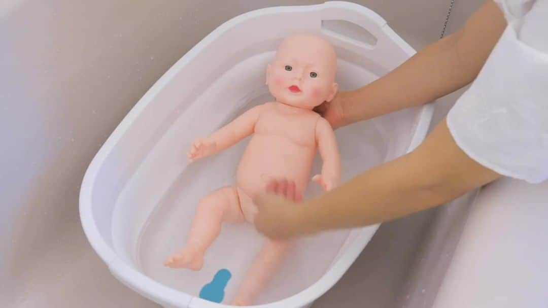 Babily[ベイビリー]-育児が楽しくなる動画サービスのインスタグラム：「【ベビーグッズ】マルチに使えるやわらか素材のソフトタブ  ベビーバス卒業後もマルチに使える便利なソフトタブ紹介の再投稿です🙌  使える期間が短いベビーバスは、沐浴以外の用途としても長く使えると便利ですよ♪  おすすめPoint①：収納や持ち運びが簡単✨ コンパクトに折りたたむことができるので持ち運びが楽。また、収納場所も取らないので便利♪  おすすめPoint②：便利な水抜き栓付き✨ 水抜き用の栓が付いているので、シンクで使う時の水抜きが便利♪  おすすめPoint③：ベビーバス卒業後も長く使える✨ ベビーバス卒業後は、子どものおもちゃ入れや洗濯かごとしても長く使うことができるのでお得🌟  【POINT】 ※遊び終わったら自分で片すことも教えてあげよう♪  （注意） ⚠️子ども一人で水遊びをしないように見守りましょう。  【商品】 「伊勢藤 タブ ホワイト 23L ソフトタブ_日本製_コンパクト収納_やわらか素材 I-563-1」  【価格】 ￥3,043（Amazon参考価格）  【URL】 https://www.amazon.co.jp/gp/product/B072M2JH1V/ref=oh_aui_detailpage_o02_s00?ie=UTF8&psc=1  ———————————— 子育てに関わるすべての人を笑顔に。 管理栄養士監修の離乳食レシピや、手作りグッズの作り方など育児ノウハウを配信しています。 ————————————  #新米ママ #新米パパ #新米パパママ #男の子ママ #女の子ママ #育児 #育児グッズ #幼児グッズ #育児便利品 #ベビーグッズ #ベビーグッズ準備 #べビー用品 #育児ママ #育児パパ #子育て #赤ちゃん #Babily #babily #babilyjp #ベイビリー #子供のいる生活 #赤ちゃんのいる生活 #子供のいる暮らし #赤ちゃんのいる暮らし #便利グッズ大好き #ベビーバス #ベビ#ソフトタブ #沐浴 #沐浴グッズ」