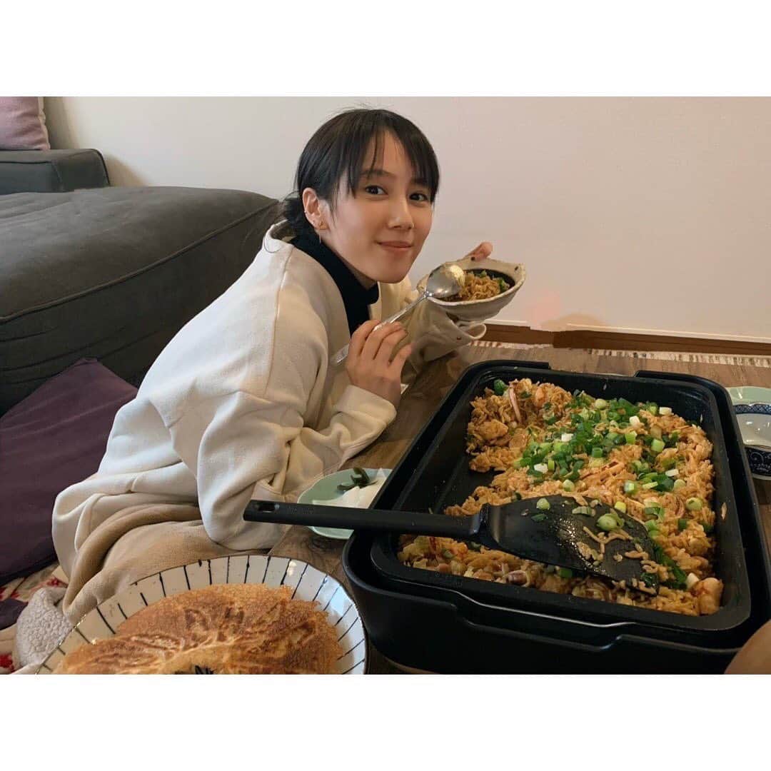 山本千尋のインスタグラム：「遅ればせながら… 皆様、明けましておめでとう御座います。  今年のお正月は久しぶりに神戸でゆっくり過ごす事が出来ました🍶💫 実家に帰った際は必ず母にそば飯かお好み焼きをお願いします。関西人なのでソースが恋しいのです（笑）  相変わらずマイペースな投稿ですが、本年もどうぞよろしくお願い致します🤲  #2022」