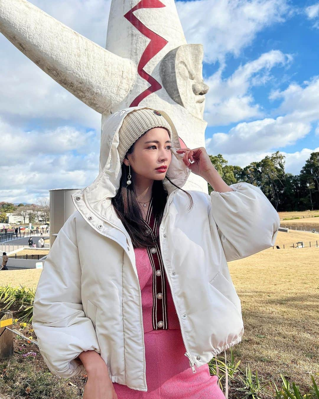 得あゆさんのインスタグラム写真 - (得あゆInstagram)「初夢はストーリーに載せました…🐙  knit cap : @moncler down : @lagunamoon_com set up : @spicaglow bag : @louisvuitton  珍しくピンクのセットアップ💞 めっちゃ着心地良い。楽。お洒落💞 色んな着方できるのでおすすめ💞 @spicaglow  1000円引きになるクーポンコードあるので 気になった方は使って下さい🤍 → fsg11 ・ ・ ・ ・ ・ ・ ・ ・ ・ ・ ・ ・ #spicaglow#spicaglowstyle#コート#セットアップ#ニット#ニット帽#モンクレール#モンクレールダウン#ダウンジャケット#大阪#万博公園#太陽の塔#万博記念公園#大阪観光#初詣#スキー#ボード#ママコーデ#ママファッション#ママバッグ#ママライフ#産後ダイエット#産後骨盤矯正#子育てママ#主婦#大人カジュアルコーデ#osaka#setup#moncler#knithat」1月4日 21時13分 - tokuayu819