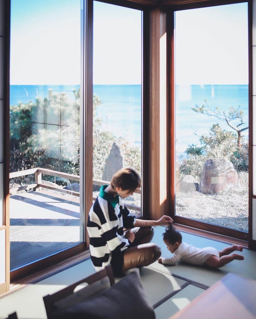 小松あやのインスタグラム：「. 年末に行った旅行♨️ 　 初めての3人での旅行、 ちょーど娘の離乳食が始まる時期&ぐずぐずMAXの時期で、かなりカオスだったけどいい記念になりました。 　 オムツのゴミ袋を準備してくれてたり、 ご飯の時はベビーチェアを準備してくれてたり、 赤ちゃんに優しいお宿で助かった🙏 　 　 #銚子旅行 #温泉宿 #家族旅行 #子連れ旅行 #赤ちゃんのいる生活 #旅スタグラム #温泉旅館」