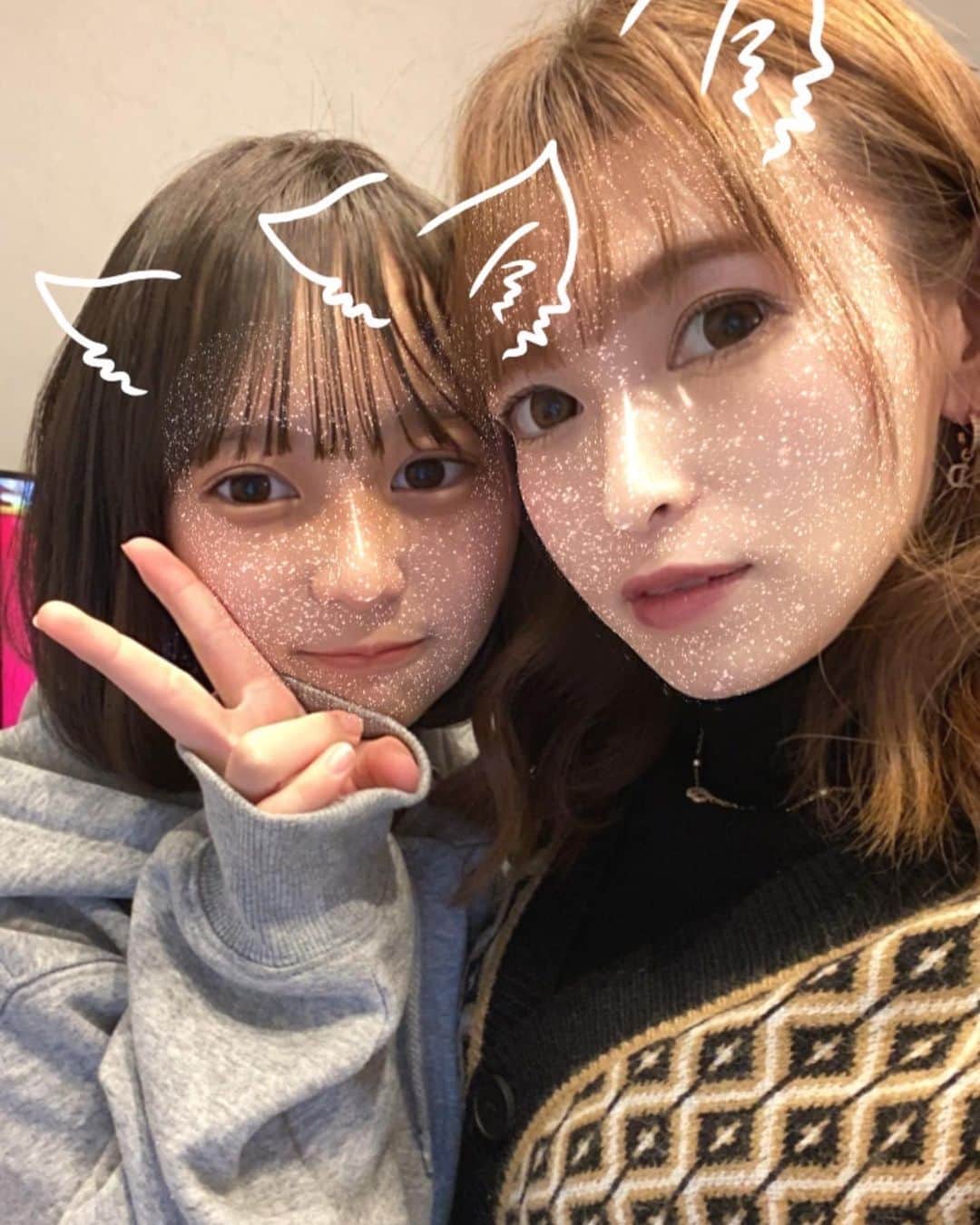 町田亜里香のインスタグラム：「年始にお化粧したので💄𓂂𑀀 じゅなと2ショット📸 本当に一時期はどうなることやら って感じだったけど😭 私が荒野始めてから上手くいくいく🤦‍♀️ やっぱり相手の身になることも 大事だね🧸ྀི໒꒱  これからもなるべく理解しようと 歩み寄りたいと思います🚶‍♀️。  #親子 #16歳差親子 #中1女子 #13歳」