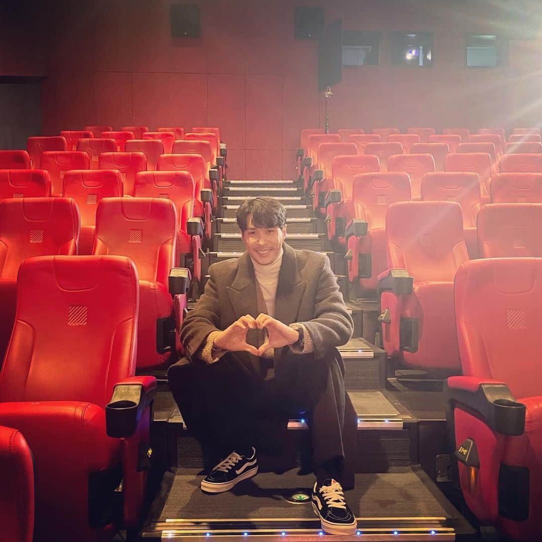 キム・ジソクのインスタグラム：「아무데나 앉아❤️ 널위해 통으로 빌렸으니까!! 는 뻥이고 그냥 촬영장..」