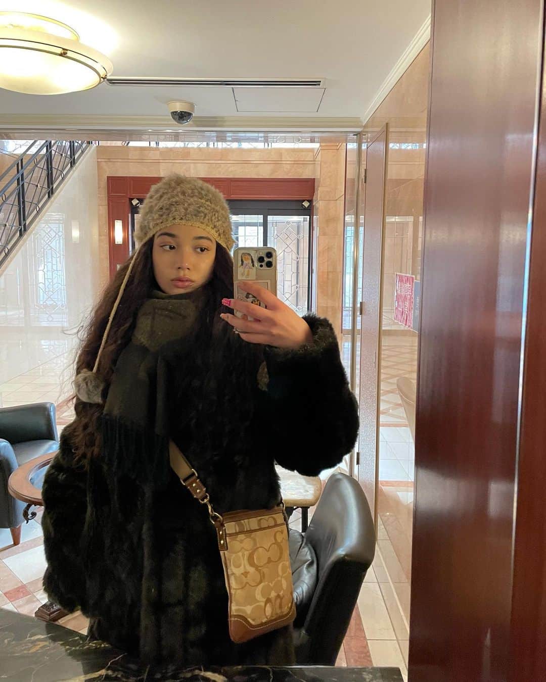 Mayuriさんのインスタグラム写真 - (MayuriInstagram)「今年初の、”リモコン紛失事件”が 起きました〜😱 伝えるか迷ったんだけど、多分枕の下にあるので一応伝えときます😍 . #みんなはある？ #でも無くしちゃうよね〜 #でもお家の鍵はまだ無くしたことないから #絶対的に頭いいよね #百ます計算得意だし、早いし #もうそうとしか考えられない #って感じ今日もめちゃくちゃいい感じです #みんなで一緒に踊ろうの会 #私もいい感じにいい感じになりたいから #今日も音楽聴いてきわちゃんとお話しする🌍 #マユリの頭の中」1月4日 21時41分 - mayurinn0319