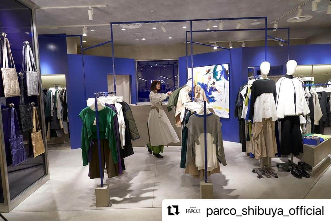 横田ひかるさんのインスタグラム写真 - (横田ひかるInstagram)「渋谷PARCOの特集ページに素敵なアイテムと供に掲載されています。インタビューなどもありますので、是非チェックしてください!🪐✨  1枚目は今日まで渋谷PARCOにあった私の写真と記念撮影~✌︎  虎へび珈琲 PUEBCO UN3D. COMME des GARÇONS GIRL  in @parco_shibuya_official  📷 @satoru.aome   #渋谷PARCO」1月4日 21時54分 - _rncn950805