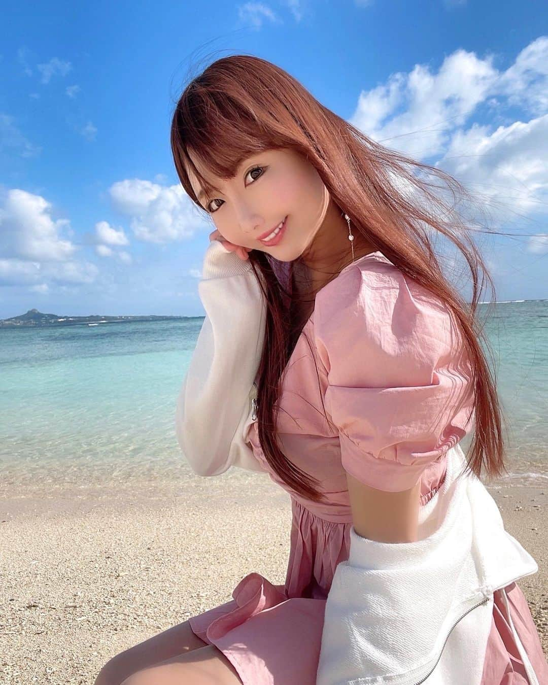 坂地久美のインスタグラム：「年明けてから、リゾート地でゆっくり過ごしてます💕  🌈いっぱい癒されて、パワーを充電して 2022年も頑張ります🌈  #年明け #リゾート #南の島 #リフレッシュ #綺麗な海 #beautifulseasia #model #shooting #taken #photography #japan #japanesegirl #japanesemodel #bbjj #ビジョビ #ビジョラダ #ビジョナビ #ビジョ図鑑 #bikinigirl #bikinimodel #kumisakachi #sakachikumi #くーみん #坂地久美」