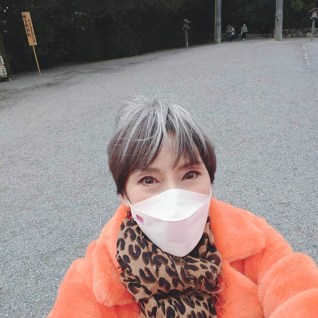 秋野暢子さんのインスタグラム写真 - (秋野暢子Instagram)「お伊勢さん、お詣りです。 一年の感謝してきました。 千夏小夏はSパパに甘えてます➰❤️」1月5日 8時13分 - yokoakino