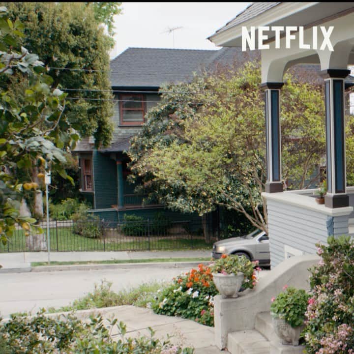 のインスタグラム：「@netflixisajoke January 28 🍷 🔪」