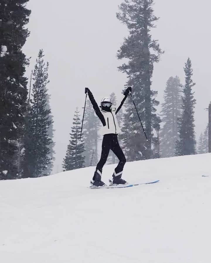 ケイト・ハリソンのインスタグラム：「What a start to 2022 🎿❄️🤍」