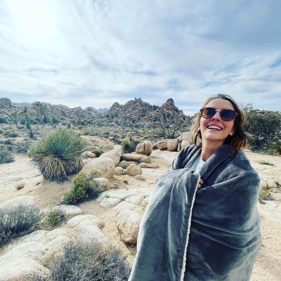 のインスタグラム：「2021.  A year that took me to Bali and brought me back to myself; where I found grace in all the places I felt most empty.   A year that taught me how to do the hard thing because it’s the right thing. That my voice is worth it.   A year that brought me back to the sound of my own laughter.  A year that reminded me of my capacity to fall in love again - and again. Fully, deeply - in spite of the risk.   A year that deepened lifelong bonds with my soul sisters. Of learning to ask for help. Of being ok with quiet.  A year that brought adventure and tested patience. That had me breathlessly ecstatic and breathless with grief.   A year that slowly and quietly beckoned me once more into the great unknown.  2021. No regrets — and no looking back.   Just a moment of pause before writing the next chapter.」