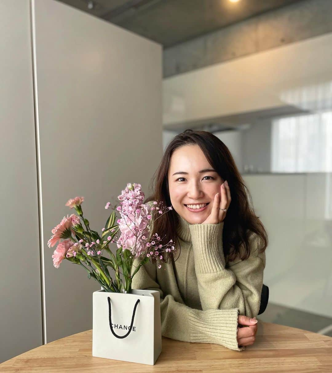 中野英菜さんのインスタグラム写真 - (中野英菜Instagram)「2022初投稿🌿  2021年はプライベートでは婚約と 明るい未来に向かう大きな変化の年となりました！  そして、2022年はついに結婚と、 なんと！cause新会社設立！と 新しいメンバーを迎えることになり、 さらに飛躍し今までにない年になると確信しています！ (これはまた書けたらと思ってます…)  今からドキドキしつつもワクワクで、 胸いっぱいですが、 私らしく地に足つけて頑張りますので どうぞ宜しくお願い致します🐯🤍 #2022初投稿 #2022 #japan」1月5日 0時05分 - ena_biyou