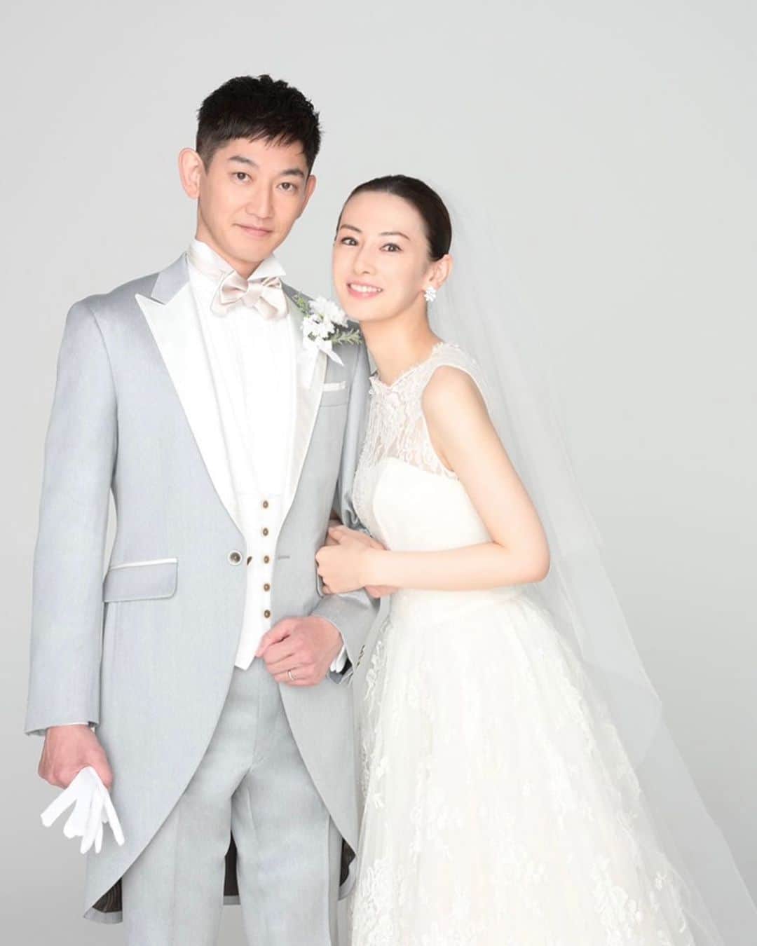 北川景子　ファンアカウントのインスタグラム：「#北川景子  #瑛太  #リコカツ  #wedding  #weddingdress  #keikokitagawa  #ウエディングドレス」