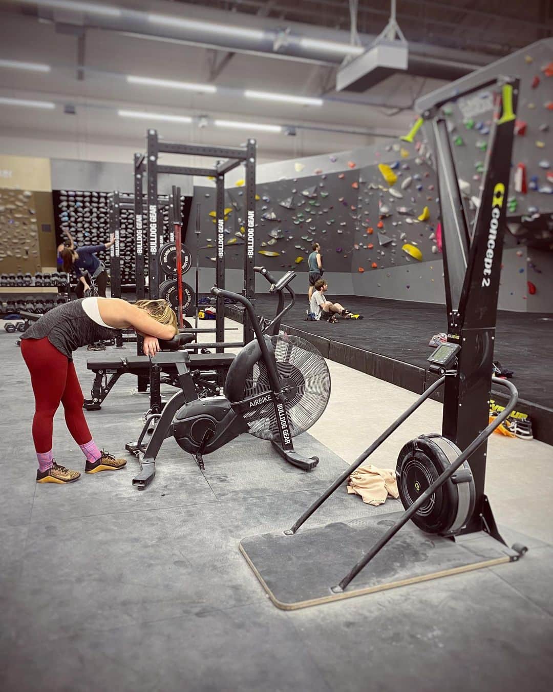 リア・クレインのインスタグラム：「Death by ski and bike erg ☠️ Feels good to fill the lungs though!  Even if I am cursing @actionsportssolutions between breaths. This is all your fault 🚴‍♀️💦⚰️」
