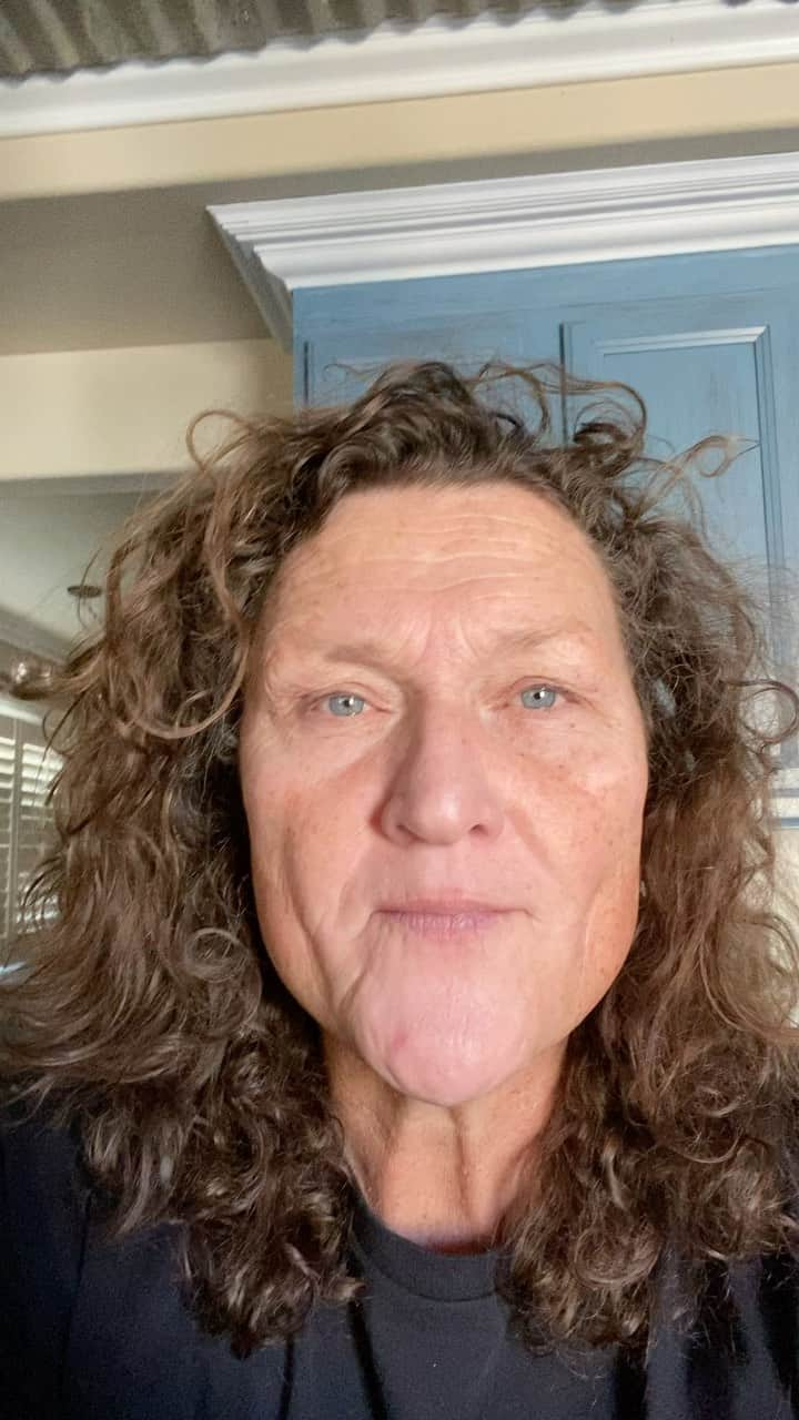 ドット=マリー・ジョーンズのインスタグラム：「58 AND I’M OK WITH THAT!  I MIGHT START COLORING MY HAIR IF THAT FN GRAY KEEPS GOING CRAZY! NAAAAW I’M GOOD WITH THAT TOO!!  LOVE YALL BE WELL BE SAFE AND BE KIND🥰 🥳🙏🏻💪🏻🌪😉」