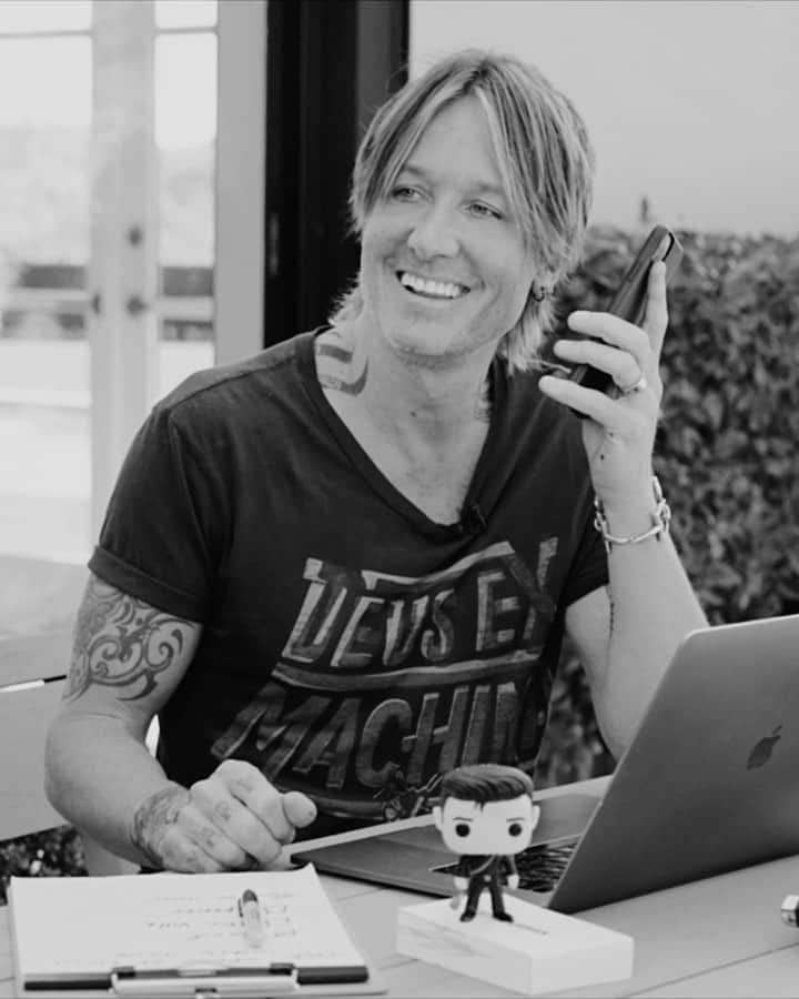 キース・アーバンのインスタグラム：「working on the setlist for tour and decided to call a few friends for suggestions. there's no one better out there to help than all of YOU ! drop a song (or ten) that you want to hear in the comments 👇」