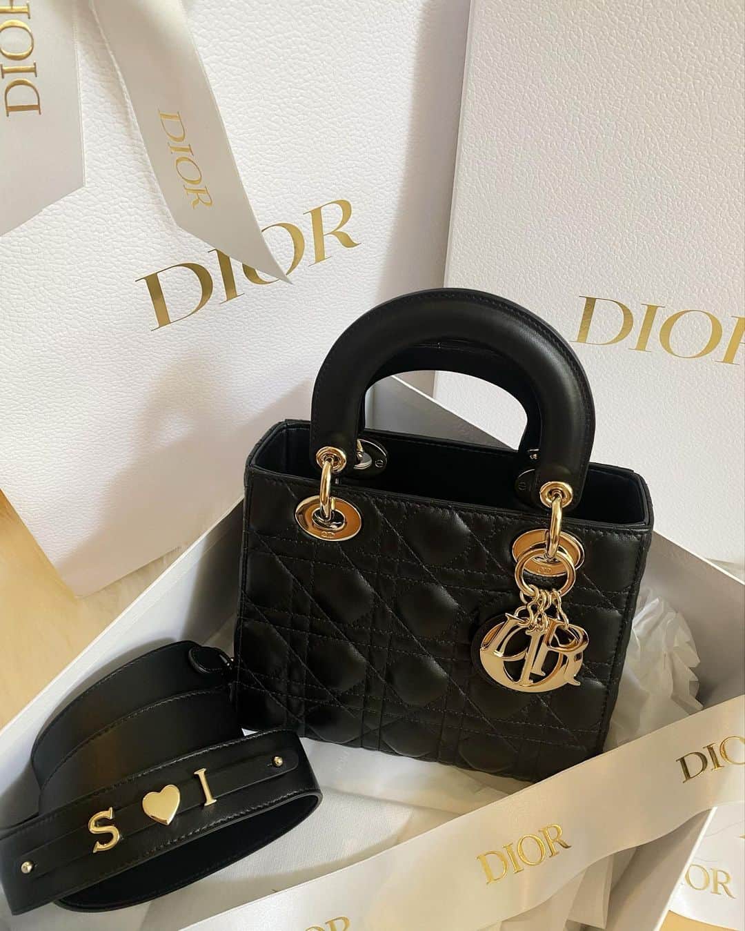 SHIHOさんのインスタグラム写真 - (SHIHOInstagram)「. . new in💓 . . 去年1年間頑張ったご褒美🥰 @dior Lady Dior 念願っ(*´───`*)🌺❤︎ . 無難に使いやすいブラックに😌💞 . ききたんがお誕生日に ブラックのツイリーくれたから 合わせたくてＧＥＴ👜✌️💞 . . . 今年も一年頑張りましょ🥰🤍 . . .」1月5日 17時16分 - cham_pipi