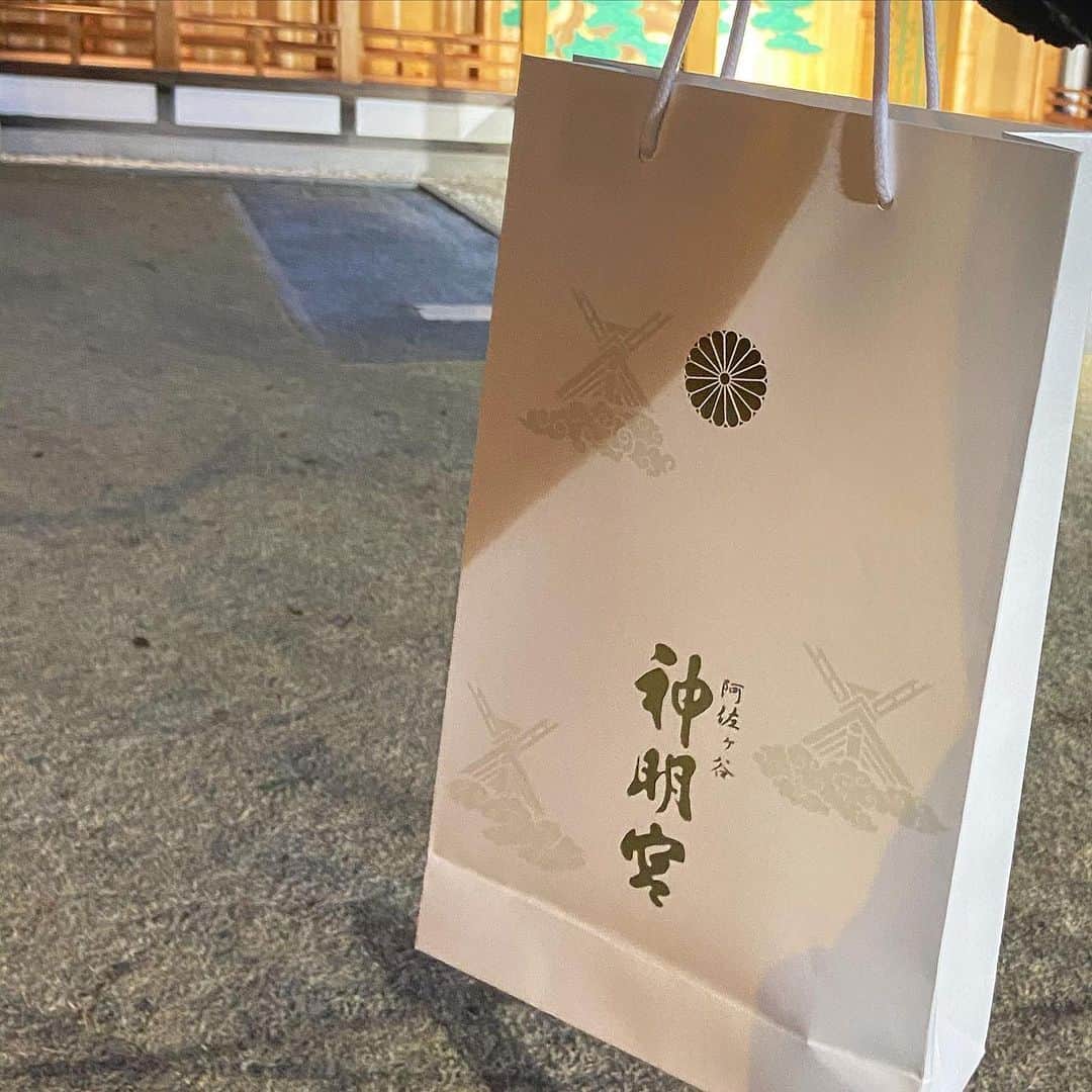 sarimaru(国木田さりまる)のインスタグラム：「遅ればせながら、あけましておめでとうございます🌅 年越しは明治神宮で過ごして、初詣は大國玉神社に行き、本日阿佐ヶ谷神明宮で厄除けに行きました💭 2022年素敵な1年を迎える準備ばっちりです。気合入れて頑張ります🔥  皆様も素敵な1年になりますように💭 今年もよろしくお願いします🌈」