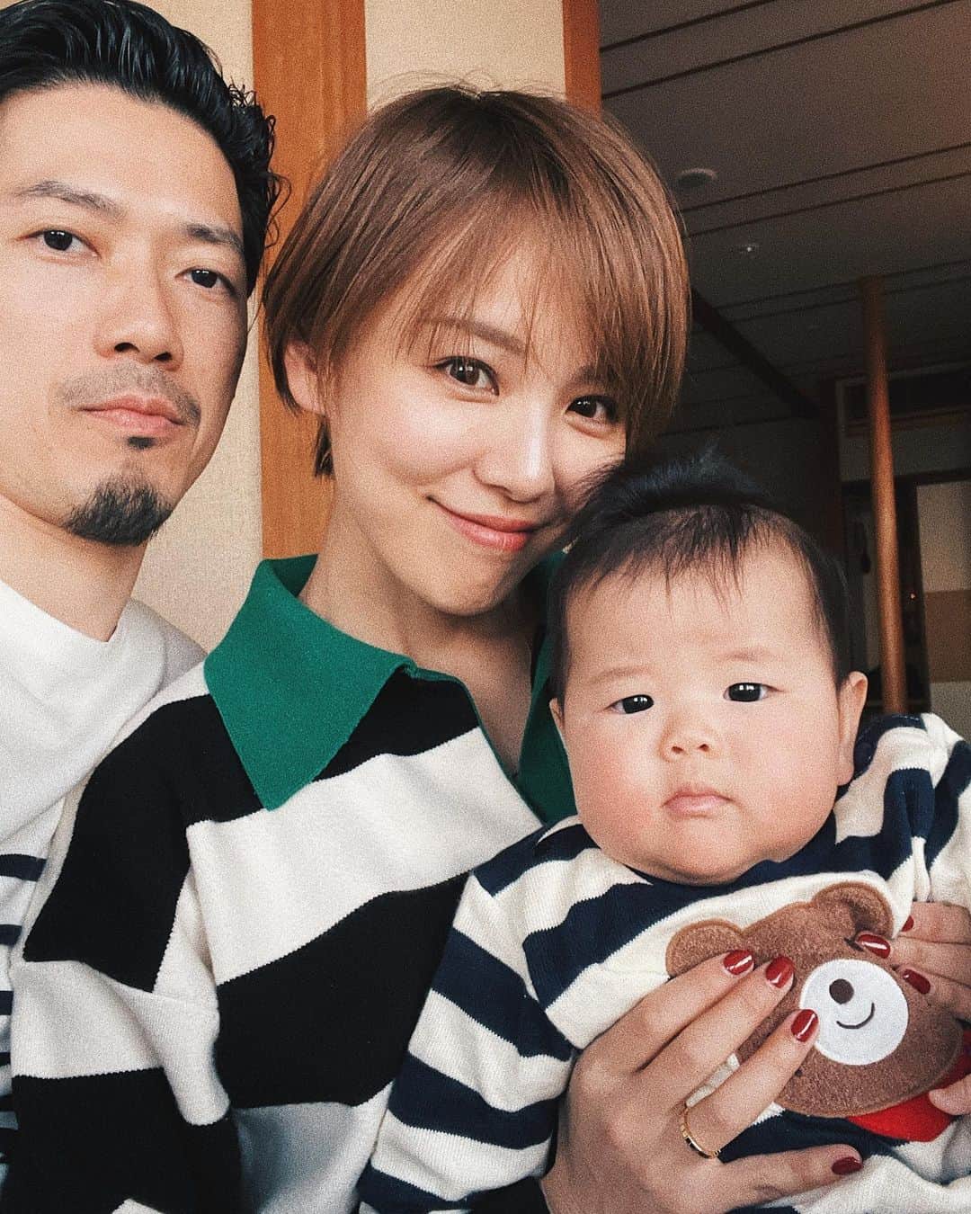 小松あやのインスタグラム：「. 娘とボーダー柄がかぶったので、 お揃いだね〜🤳って写真撮ってたら、 もうひとり、ボーダーがいた件。 　 　 旅館の人、目チカチカしただろうな🦓 　 　 #家族写真 #3人家族 #リンクコーデ #おやこーで #親子リンクコーデ #ボーダーコーデ」