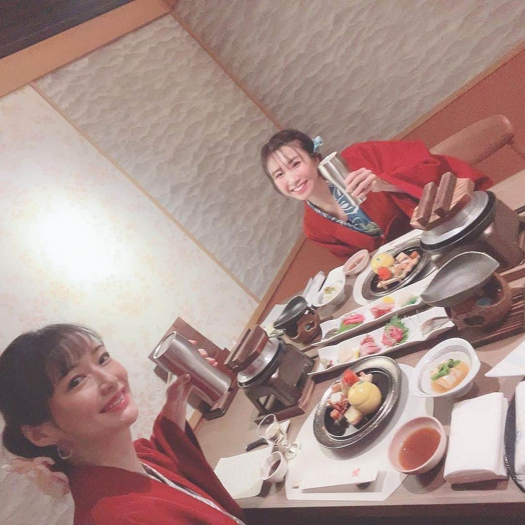 吉山りささんのインスタグラム写真 - (吉山りさInstagram)「🍻 ホテルおかださんで さおちゃんとかんぱ〜い☺️👘💗   夕食では1杯だけ😎✨  いつもお食事美味しいけど 今までで1番美味しかった😍😋💕  新しい鳳凰は個室だから嬉しい😍💗  プライベート空間だから鼻からビールでても恥ずかしくない☺️ （出したことないけど😎）   @hotelokada   #ホテルおかだ さん #箱根旅行  #箱根湯本  #hakone  #女子旅 #個室  #プライベート  #ビール女子  #お酒大好き女子 😂  #吉山りさ #モデル #kimono    #model #浴衣  #👘 #温泉 #温泉ソムリエ #お風呂 #温泉モデル #温泉女子 #hotsprings #bañarse #모델 #pr #onsen #出張撮影 #ガールズトーク #温泉付き客室  #露天風呂付き客室  #鳳凰」1月5日 17時54分 - oreorerisa